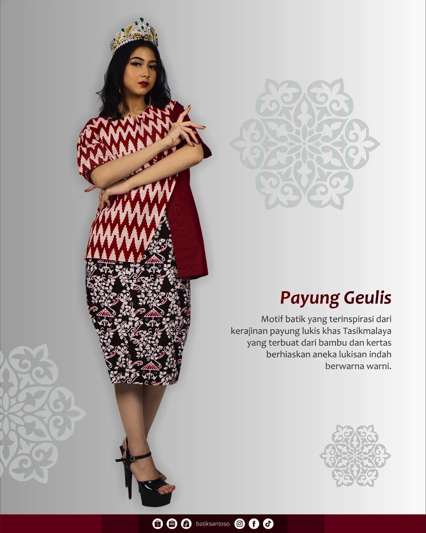 Model mengenakan busana batik merah motif zig-zag dengan mahkota